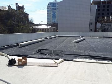 Расстилание полотна ЭПДМ мембраны Преласти СТ 1.2 по геотекстилю